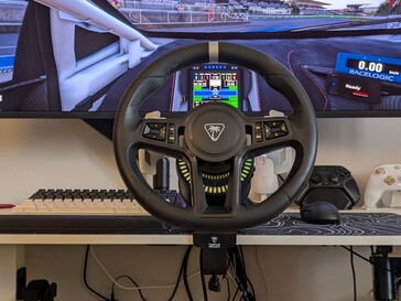 Volant aligné sur la vue du cockpit dans l'Assetto Corsa Competizione.