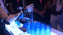 Optimus a versé de la bière avec l'aide d'un humain (Source : Tesla)