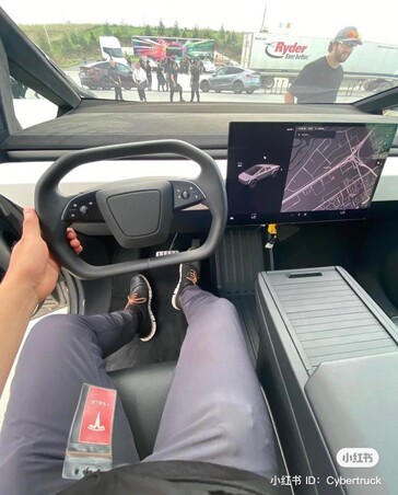 En s'asseyant sur le siège du conducteur du Cybertruck, on découvre un tableau de bord assez large et un volant redessiné. (Source de l'image : Cybertruck Owners Club)