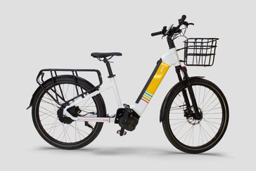 Il y a un porte-bagages et un panier à vélo