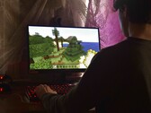 L'image montre une personne jouant à Minecraft sur un PC 