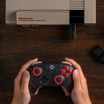 Le 8BitDo Ultimate 2 Bluetooth - NES 40th Limited Edition est livré avec un récepteur NES Retro, ce qui permet de l'utiliser avec la NES. (Source de l'image : 8BitDo)