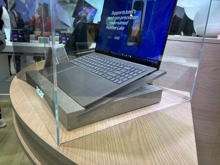 Acer Swift 16 AI du côté gauche. Source de l'image : Notebookcheck)