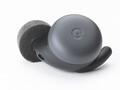 Les Pixel Buds A avec leurs nouveaux embouts Comply. (Source : Comply)