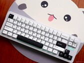 Clavier mécanique abordable au design unique, gâché par des capuchons de touches douteux : Epomaker Galaxy68 : essai
