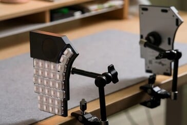 MoErgo Go60 monté verticalement sur un bureau (Source de l'image : MoErgo)