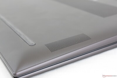 Les "vraies" grilles de haut-parleurs sont sur la partie inférieure de l'ordinateur portable