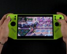Console de jeu portable MSI Claw A8 en vert, jouant à Teenage Mutant Ninja Turtles : Shredder's Revenge, avec des mesures de performance à l'écran montrant un faible TDP et une faible consommation de batterie. (Source de l'image : ETA Prime sur YouTube)