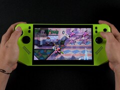 Console de jeu portable MSI Claw A8 en vert, jouant à Teenage Mutant Ninja Turtles : Shredder's Revenge, avec des mesures de performance à l'écran montrant un faible TDP et une faible consommation de batterie. (Source de l'image : ETA Prime sur YouTube)