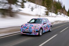 En plus des détails techniques, Mini a également publié quelques images de la Cooper SE en camouflage. (Source de l'image : Mini)