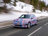 En plus des détails techniques, Mini a également publié quelques images de la Cooper SE en camouflage. (Source de l'image : Mini)