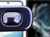 Le Galaxy S23 Ultra est à la fois incurvé et plat selon une supposée photo partielle en direct. (Image source : @UniverseIce/Samsung - édité)