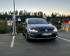 VW électrique dans une station Supercharger Tesla en Europe (image : OfficialQzf/Reddit)