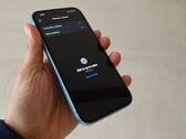 iPhone montrant l'écran de mise à jour du logiciel iOS 26.2 dans Réglages (Source de l'image : Yetnesh Dubey)