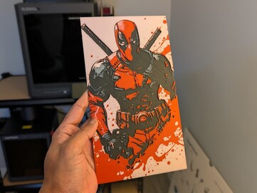 Hueforge Deadpool en utilisant du PLA noir, blanc, gris et rouge.