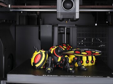 Impression 3D multicolore d'une guêpe à l'intérieur du Centauri Carbon 2 Combo. (Source de l'image : Elegoo)