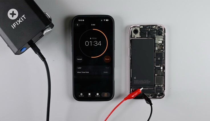 La batterie de l'iPhone 17e peut être retirée en appliquant une faible tension pour libérer l'adhésif.