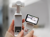 Insta360 Luna Ultra dispose d'une télécommande détachable avec écran tactile.