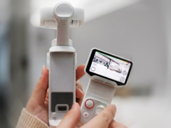 Insta360 Luna Ultra dispose d'une télécommande détachable avec écran tactile.