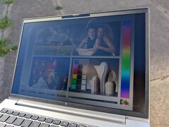 A l'extérieur, sous la lumière directe du soleil