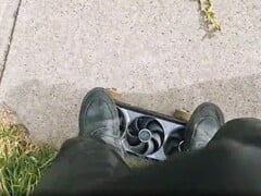 Asus Astral RTX 5080 transformée en skateboard. (Source de l'image : ashleysaidwhat sur Reddit)