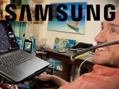 Un patient de Neuralink utilisant une interface cerveau-ordinateur (BCI), avec le logo Samsung en haut.