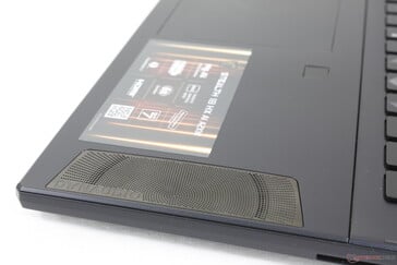 Grandes grilles sur les repose-poignets pour les haut-parleurs orientés vers le haut