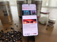 Le Xiaomi 14, qui pèse 193 grammes, est conforme à la norme IP68 et est donc étanche à la poussière et à l'eau.