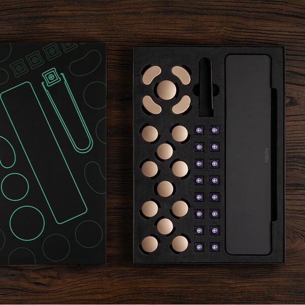 Le 8BitDo Upgrade Kit for Arcade Controller est livré avec des touches supplémentaires et un repose-paume.