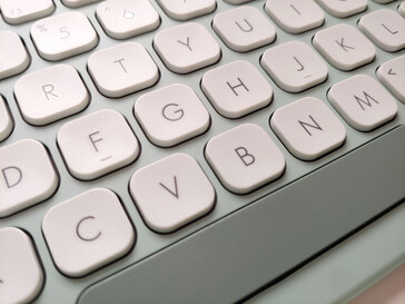 Gros plan sur les fossettes, le lettrage et la texture de la clé. (Source de l'image : Notebookcheck)