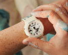 La Casio G-Shock GA2100CROCS25-7 (photo) porte un logo Crocs personnalisé sur le cadran. (Source de l'image : Casio)