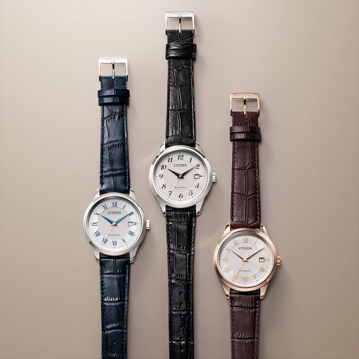 Trois montres automatiques Citizen disposées verticalement, dotées de bracelets en cuir bleu, noir et marron, avec des boîtiers de couleur argentée ou or rose.