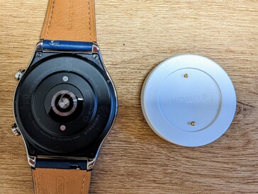 Malheureusement, Honor ne permet pas à la smartwatch de se recharger sans fil