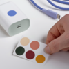 Le chargeur IKEA Sjöss 65W à 1 port USB peut être personnalisé à l'aide des autocollants qui l'accompagnent. (Source de l'image : IKEA)