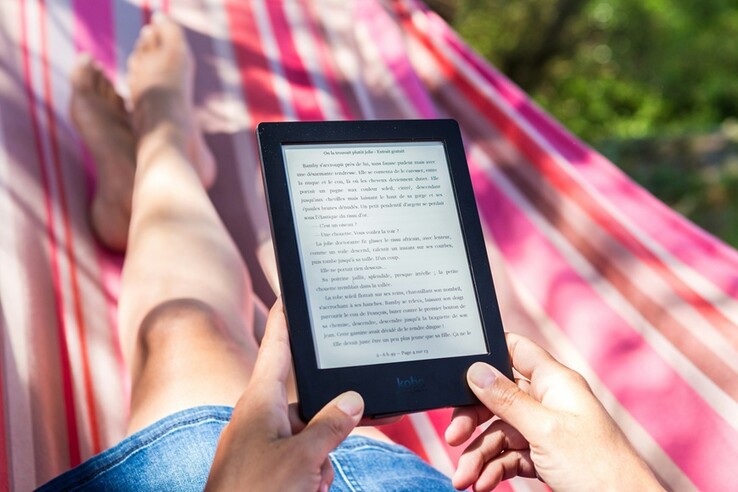 Se détendre avec un Kindle - parce que rien ne dit mieux "je suis occupé à me détendre" que de se perdre dans un bon livre au soleil. (Source d'image : Perfecto Capucine - Unsplash)