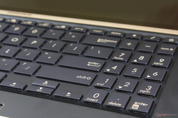 Le petit pavé numérique et les touches des flèches du UX534 sont étroits.