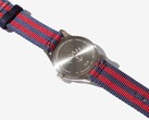 Vue arrière de la montre Noah x Timex MK1 Anchor, montrant son fond de boîtier en acier inoxydable gravé et son bracelet en tissu bleu marine et rouge.