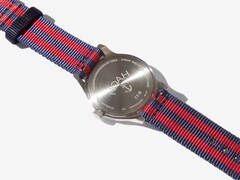Vue arrière de la montre Noah x Timex MK1 Anchor, montrant son fond de boîtier en acier inoxydable gravé et son bracelet en tissu bleu marine et rouge.