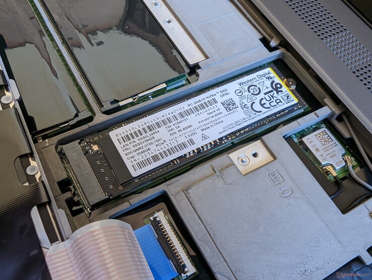 Le principal emplacement pour SSD M.2 se trouve sous le clavier amovible