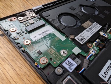 L'emplacement WWAN est vide s'il n'est pas envisagé pour la 4G ou la 5G