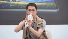 Le contrôleur de jeu Redmi est doté de pinces qui maintiennent solidement l'appareil en place. (Source de l'image : Redmi)