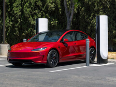Tesla Model 3 à un superchargeur. (Source de l'image : Tesla)