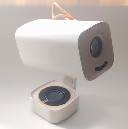 Le Yaber T1 Pro est un projecteur simple d'utilisation avec configuration automatique de l'image. (Source de l'image : Notebookcheck)