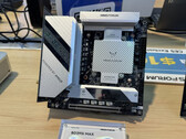 Minisforum vendra le DeskMini BD395i Max exclusivement avec les APU Strix Halo d'AMD. (Source de l'image : Minisforum)