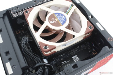 En retirant le panneau latéral principal, vous découvrirez le ventilateur et l'emplacement principal M.2 SSD