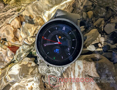 La última actualización de la serie Galaxy Watch5 supone una descarga de más de 500 MB. (Fuente de la imagen: NotebookCheck)