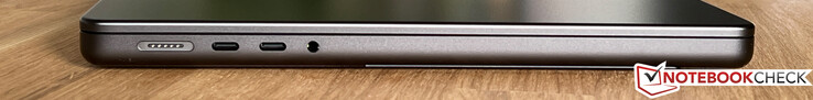 Côté gauche : MagSafe, 2x USB-C 4.0 avec Thunderbolt 4 (40 Gbps, DisplayPort-ALT mode 1.4, Power Delivery), 3.5 mm stéréo