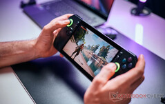 Le ROG Ally X est en passe de recevoir deux nouvelles mises à jour. (source de l'image : Notebookcheck)