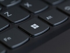 Gros plan sur un clavier d'ordinateur portable noir, avec la touche Windows mise au point
