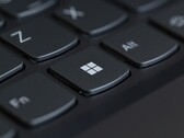 Gros plan sur un clavier d'ordinateur portable noir, avec la touche Windows mise au point